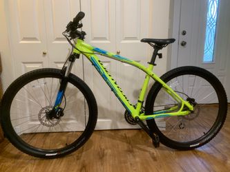 Specialized pitch, like new, oil dual disc brakes, tires 27.5 x 20. 24 Speeds, aluminum frame 17’5. Suspension speed lock. No issues. Pick up in Newpo