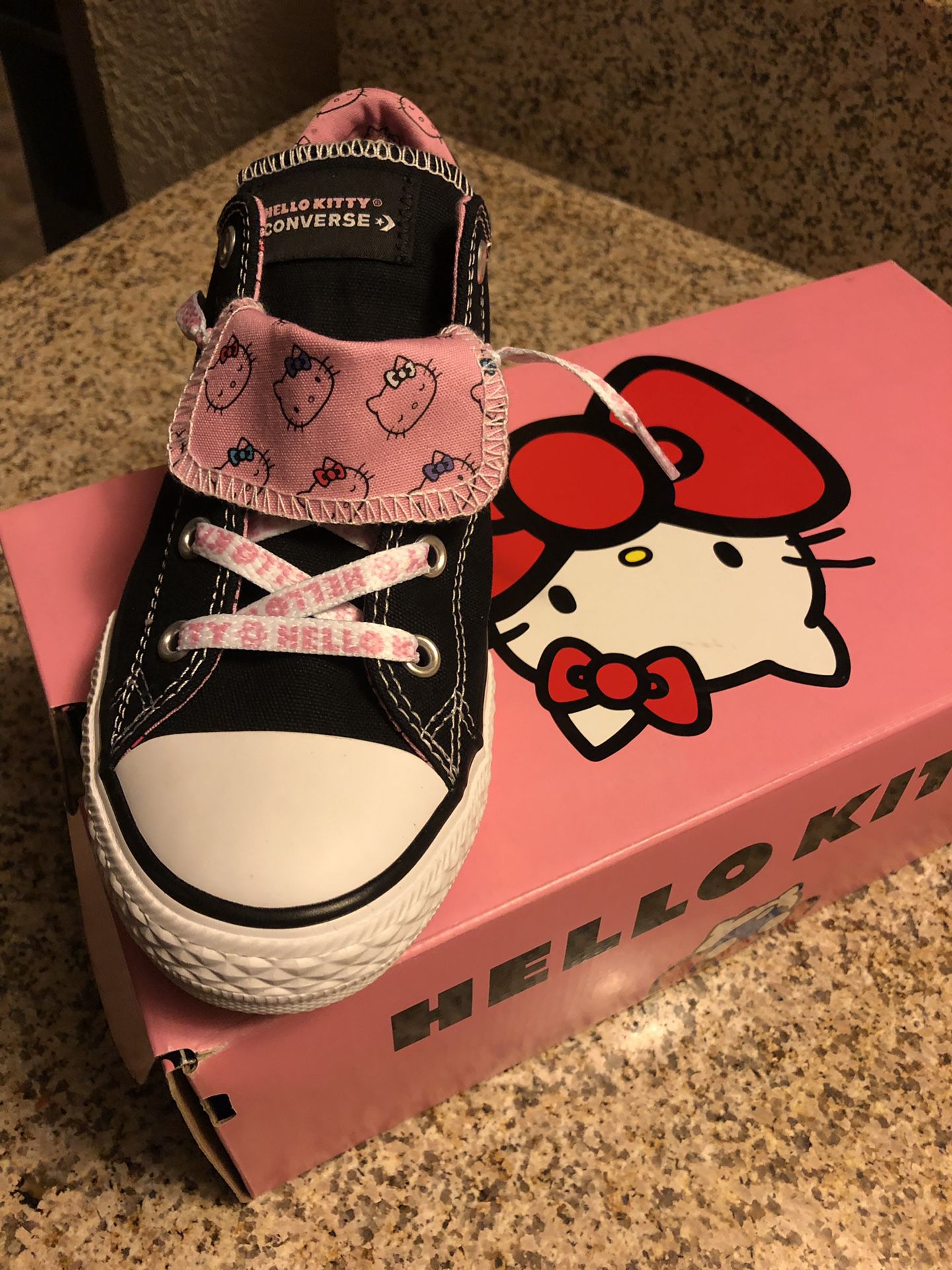 Hello kitty tennis converse size 4 new never used no delivery or ship 25 dls firm on the price I pay 50 dls