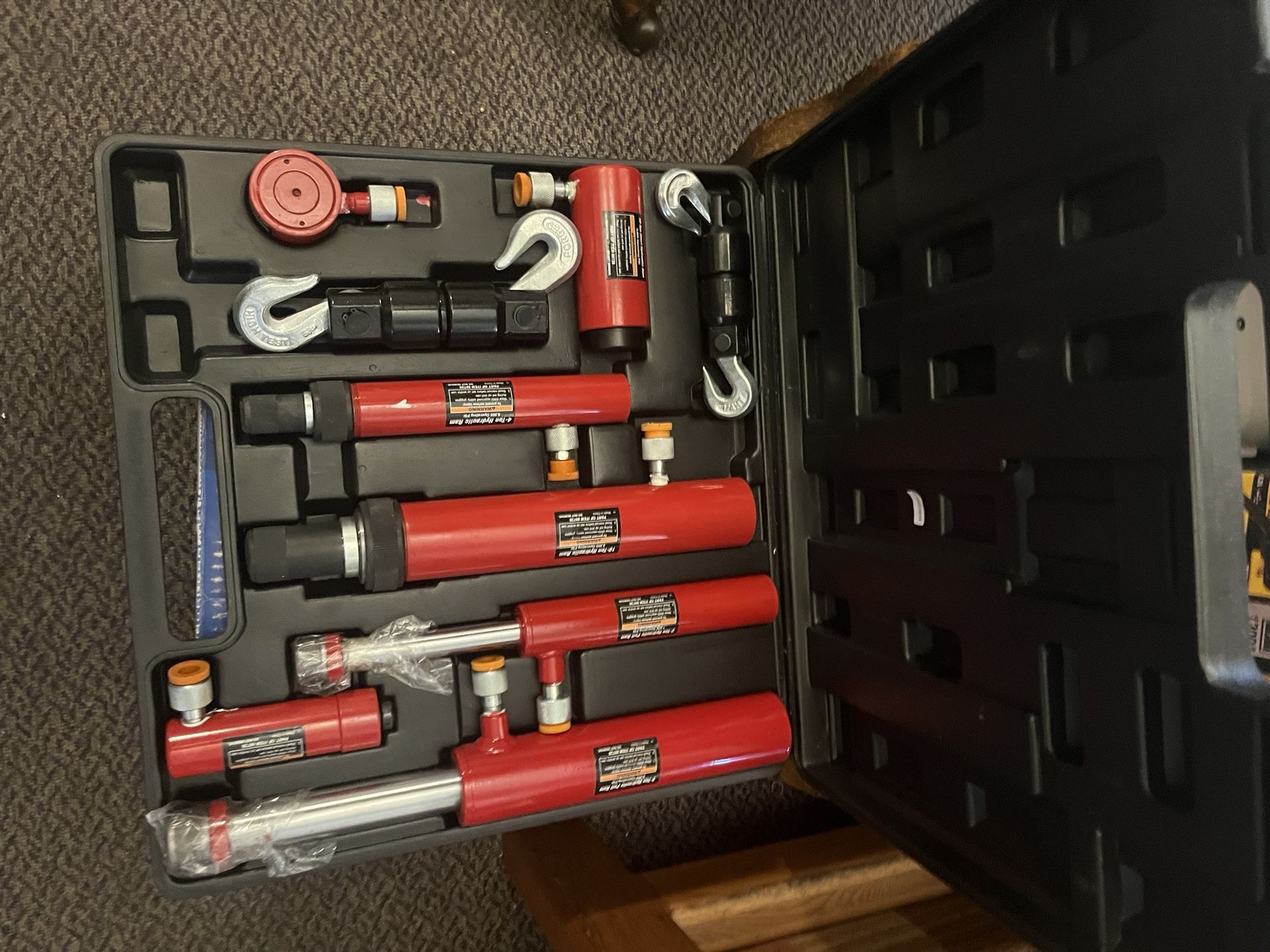 New Pittsburgh hydraulic auto body frame repair kit. New in box for