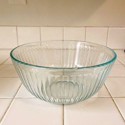 Pyrex glass bowl - highly collectible