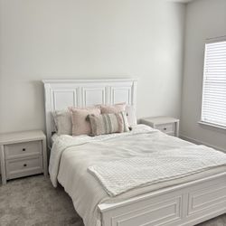 Queen Size bedroom Set. Less Than 6 Months Old. 
