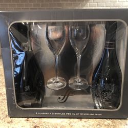Mille Bolle Prosecco Sparkling wine with two champagne glasses