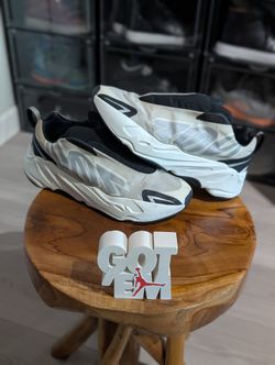 Size 9 Men's 
Adidas Yeezy Boost 700 
MNVN  Analog IG4798
Laceless 
