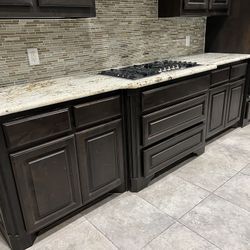 Kitchen Cabinets With Granite Countertop & New Backsplash