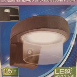 BRINKS LED DUSK TO DAWN ACTIVATED SECURITY LIGHT NEW IN BOX, BRONZE COLOR