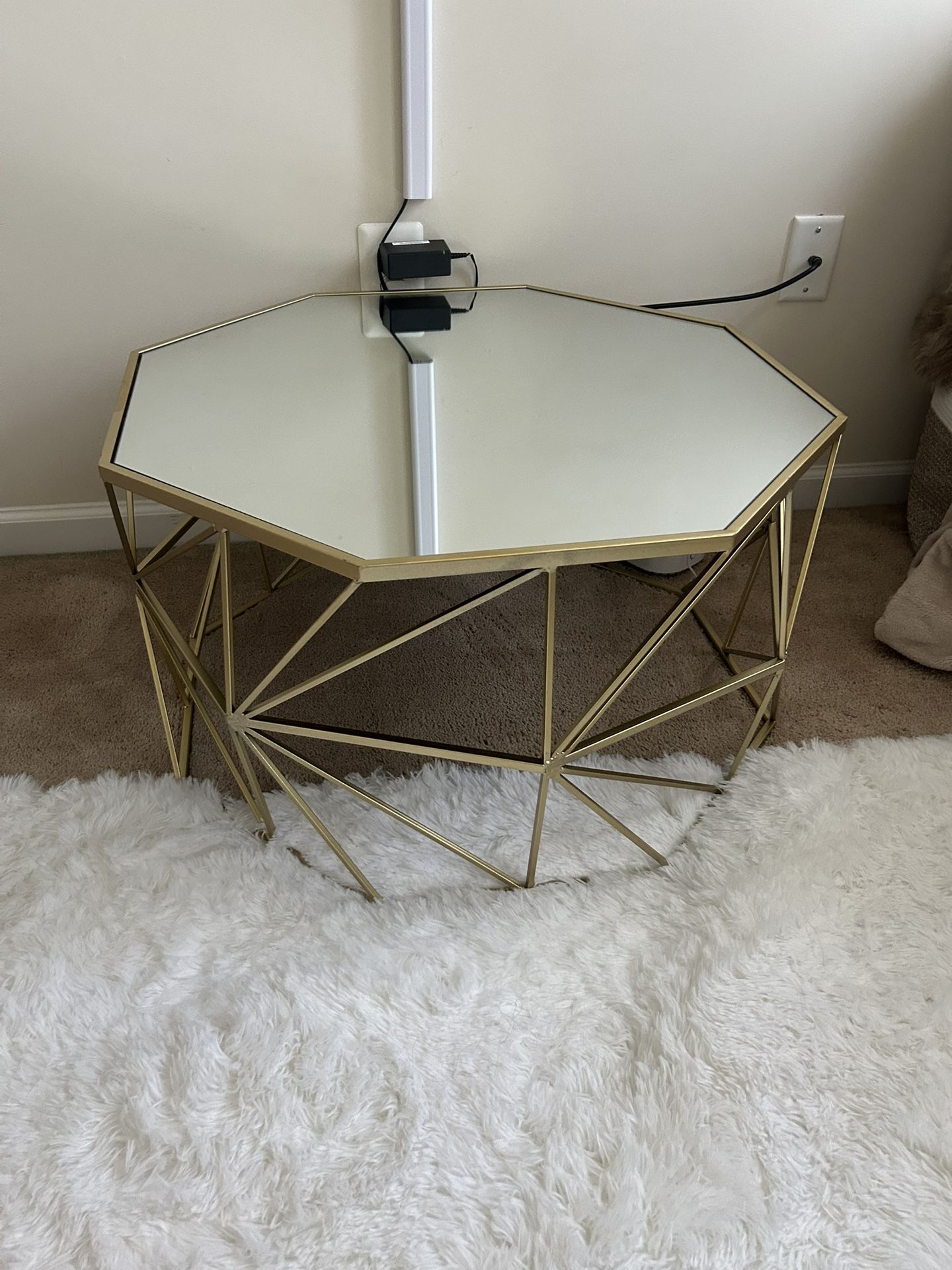 ✨ GOLD MIRRORED ACCENT TABLE – $75 (Pickup Only)