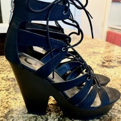 GUESS Shelton lace up platform heels 9m NEW!