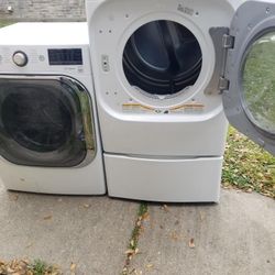 BEAUTIFUL TOP LOAD WASHER AND GAS DRYER SET 