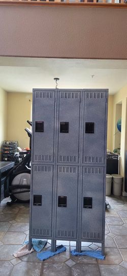 Locker(s)