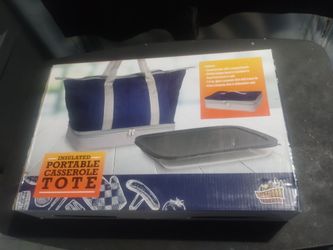 Insulated portable casserole tote with dish