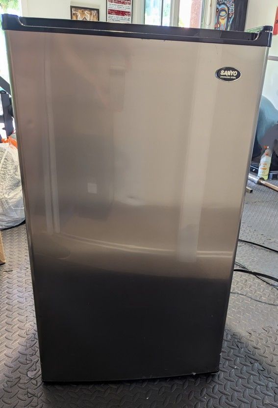 Mini Fridge Sanyo SR-3660s Model 3.6 Cu Ft, Full Range Thermostat Dial Control, Crisper Drawer, Stainless Steel Door