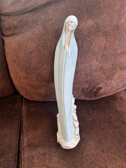 LLADRÓ Glossy Porcelain Virgin Mary Figure Virgin in Bethlehem. Porcelain Madonna in Blue Tones