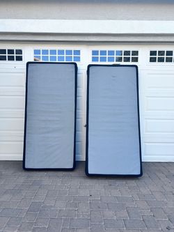 Like new black box springs for  ki ng bed - can deliver!