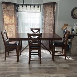 Dining Room Table and 4 Chairs