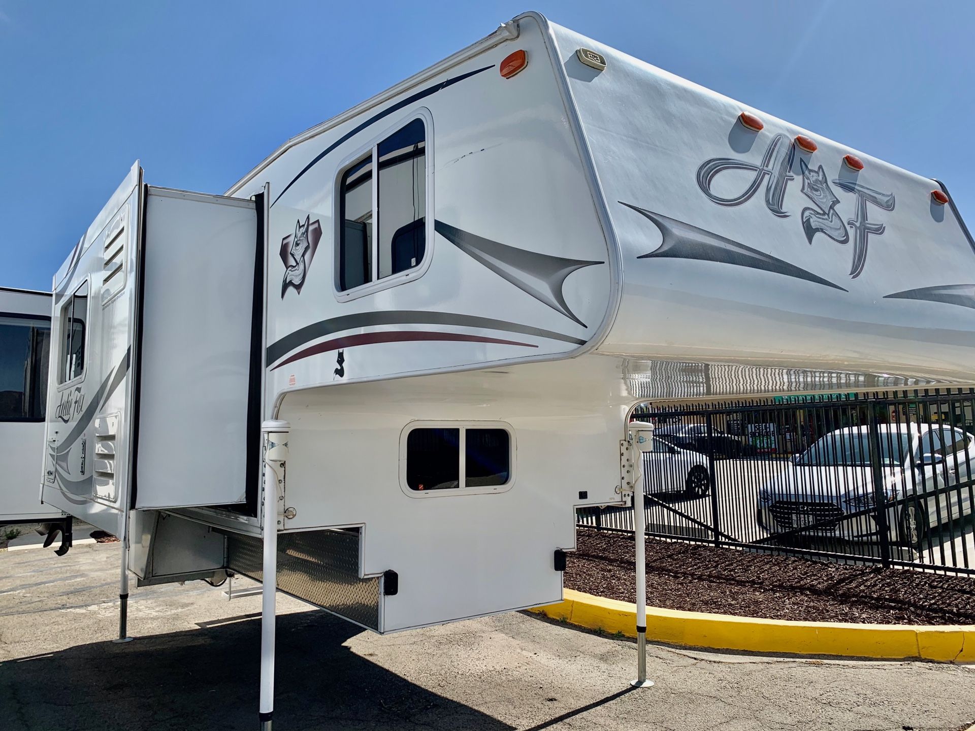 2014 Artic Fox M-990 truck camper