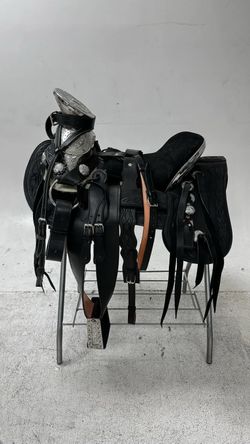 Montura charra de herraje y fuste plateado