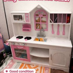 Wooden kids’ play kitchen