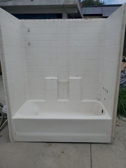Bathtub with walls
