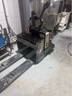 Crown electric pallet jack rider