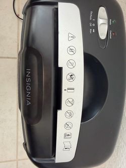 Insignia - Máquina de cortar papel y tarjetas. Paper and credit card shredder for home use