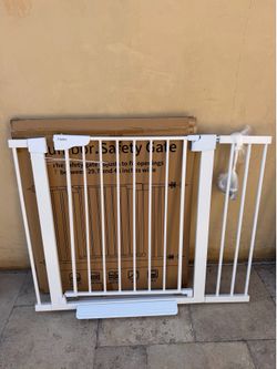 Cumbor Safety Gate – Pressure Mounted, Auto-Close – White