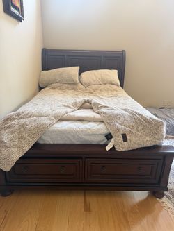 Beautiful Queen-Size Wood Storage Bed with Drawers