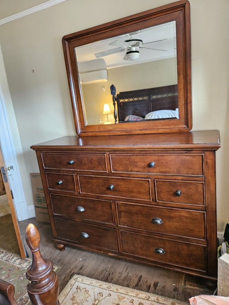 Beautiful 7-drawer Dresser and Mirror