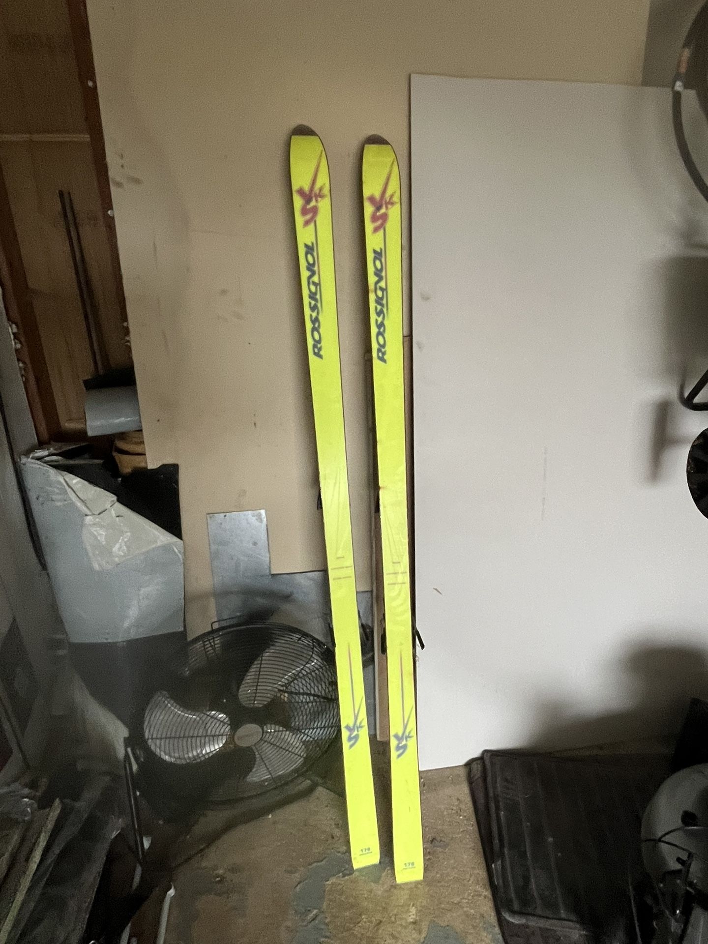Skis Yellow And Black