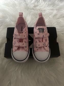 New in box pink star print Converse Sneakers size 10