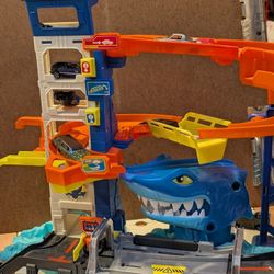Hot Wheels City Shark Escape