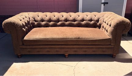 🔥Arhaus Furniture Chesterfield Sofa – Excellent Condition $140 OBO🔥