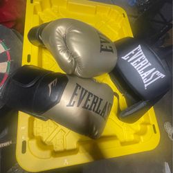 16 Oz Gold Boxing gloves & Headgear
