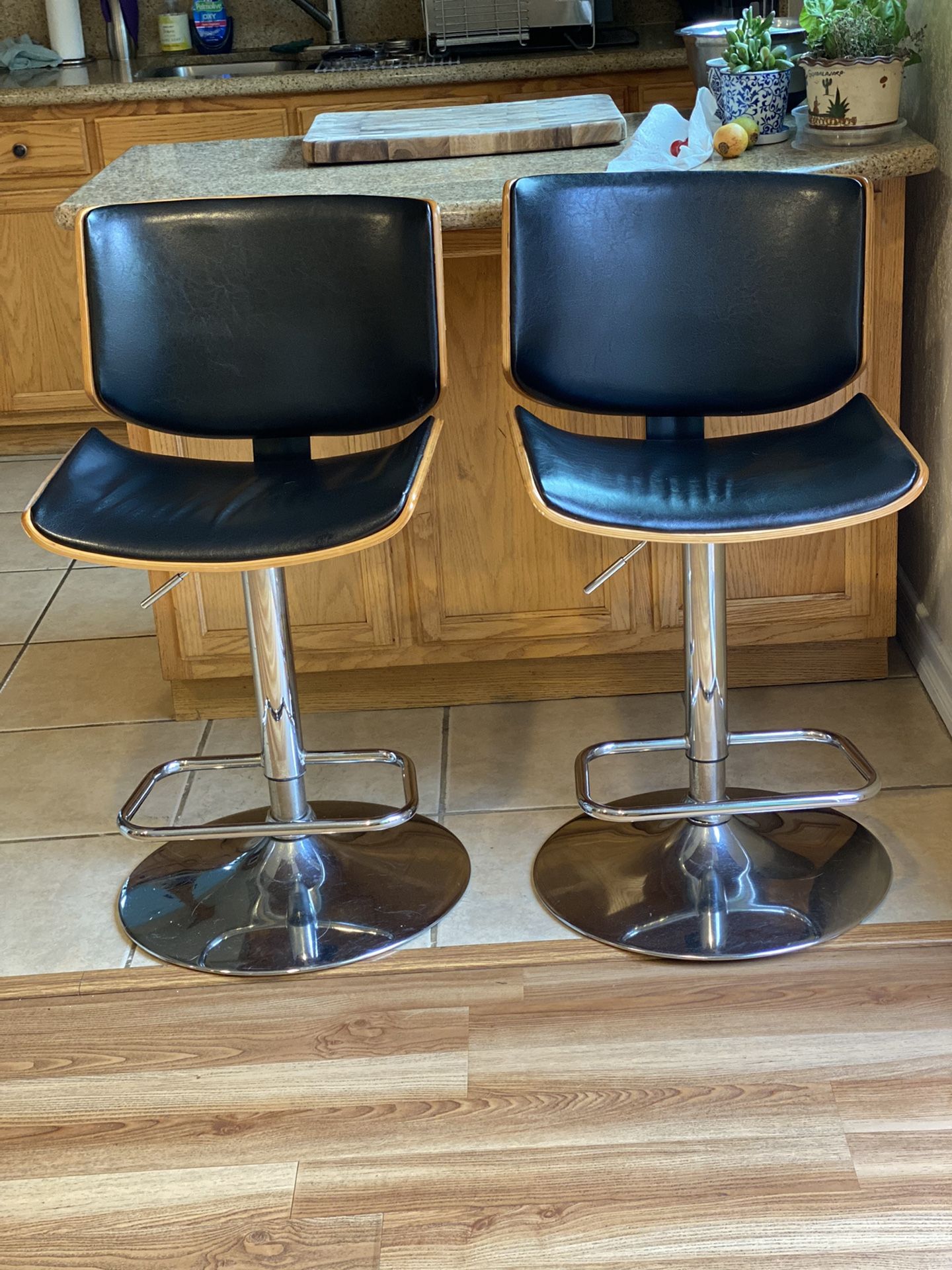 2 Swivel Stools In Walnut Wood, Black And Stainless steel!