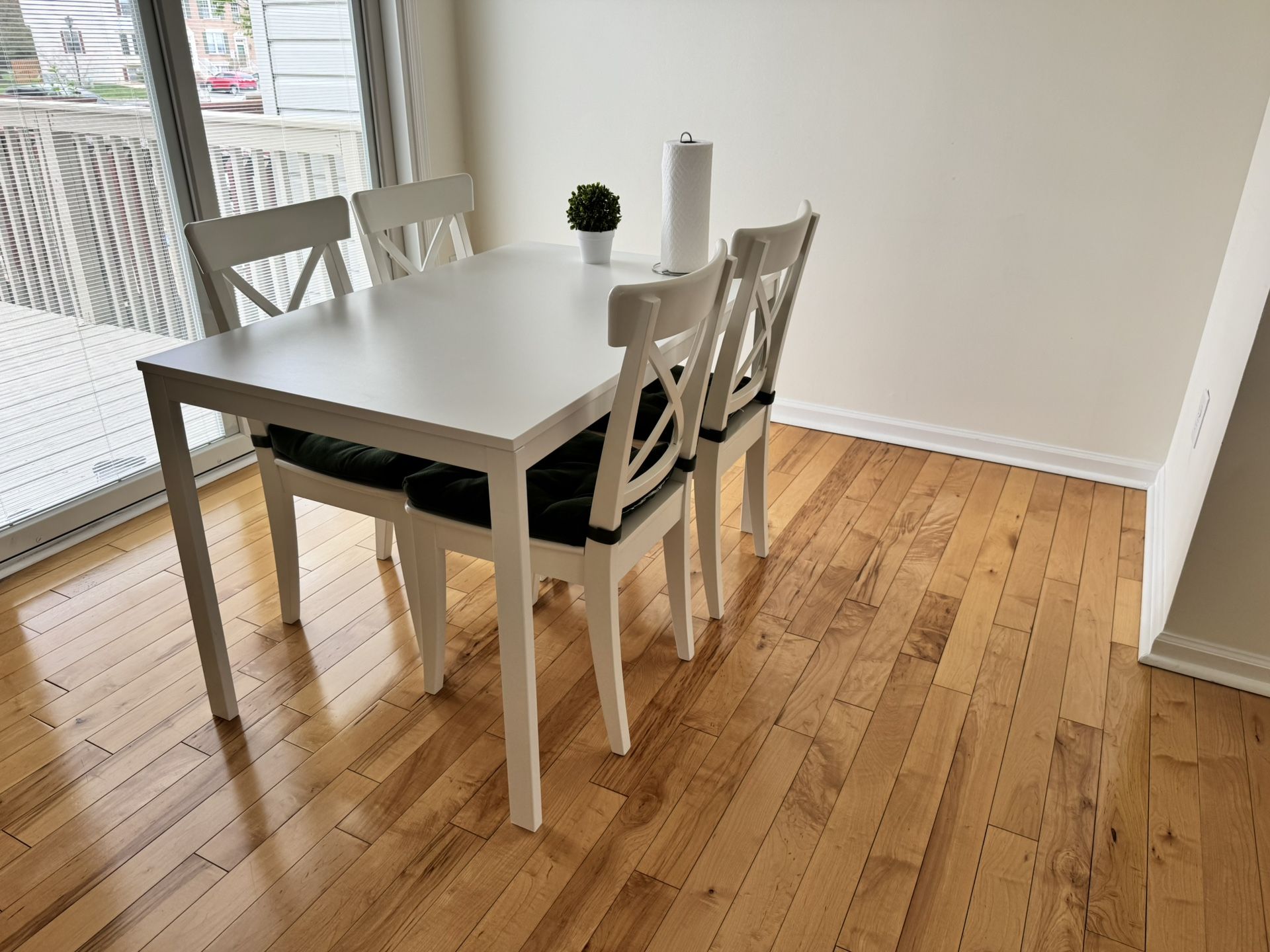 Ikea Extendable Dining Table for 6 + 4 Chairs – Excellent Condition – Bonus Pillows Included!