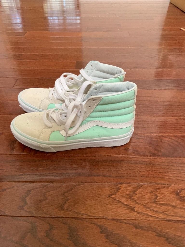 Girls/ Women’s Size 6 Vans Sneakers
