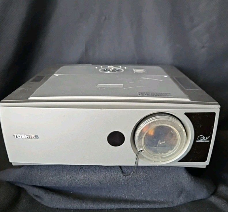 Toshiba TDP-TW300 Projector Working