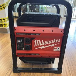 MILWAUKEE MXF002 3600-WATT BATTERY POWERED GENERATOR IN GOOD CONDITION
