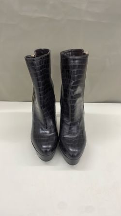 Guess boots. Item No 800 (Shopgoodwill)