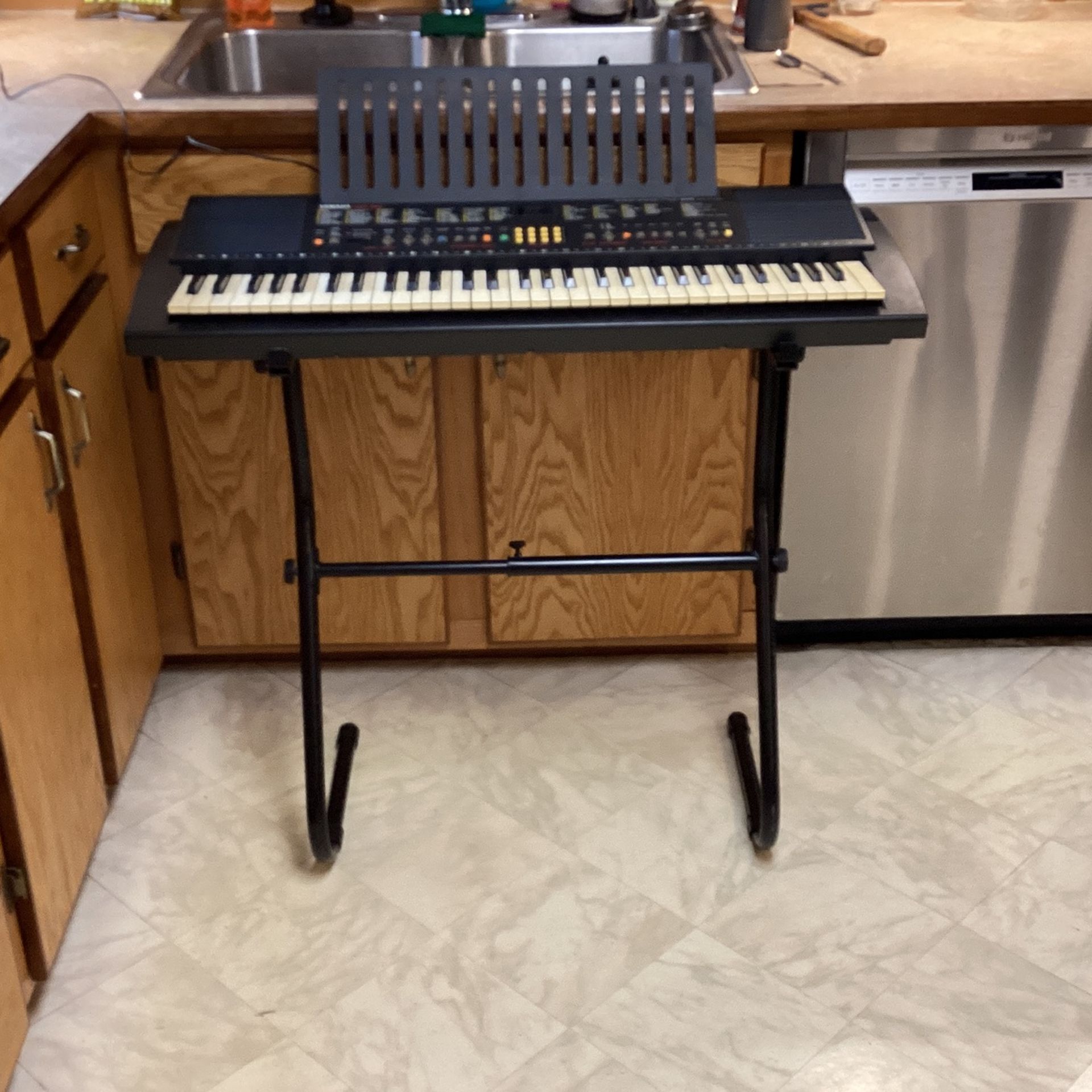 Yamaha PSR-82 Keyboard With Stand