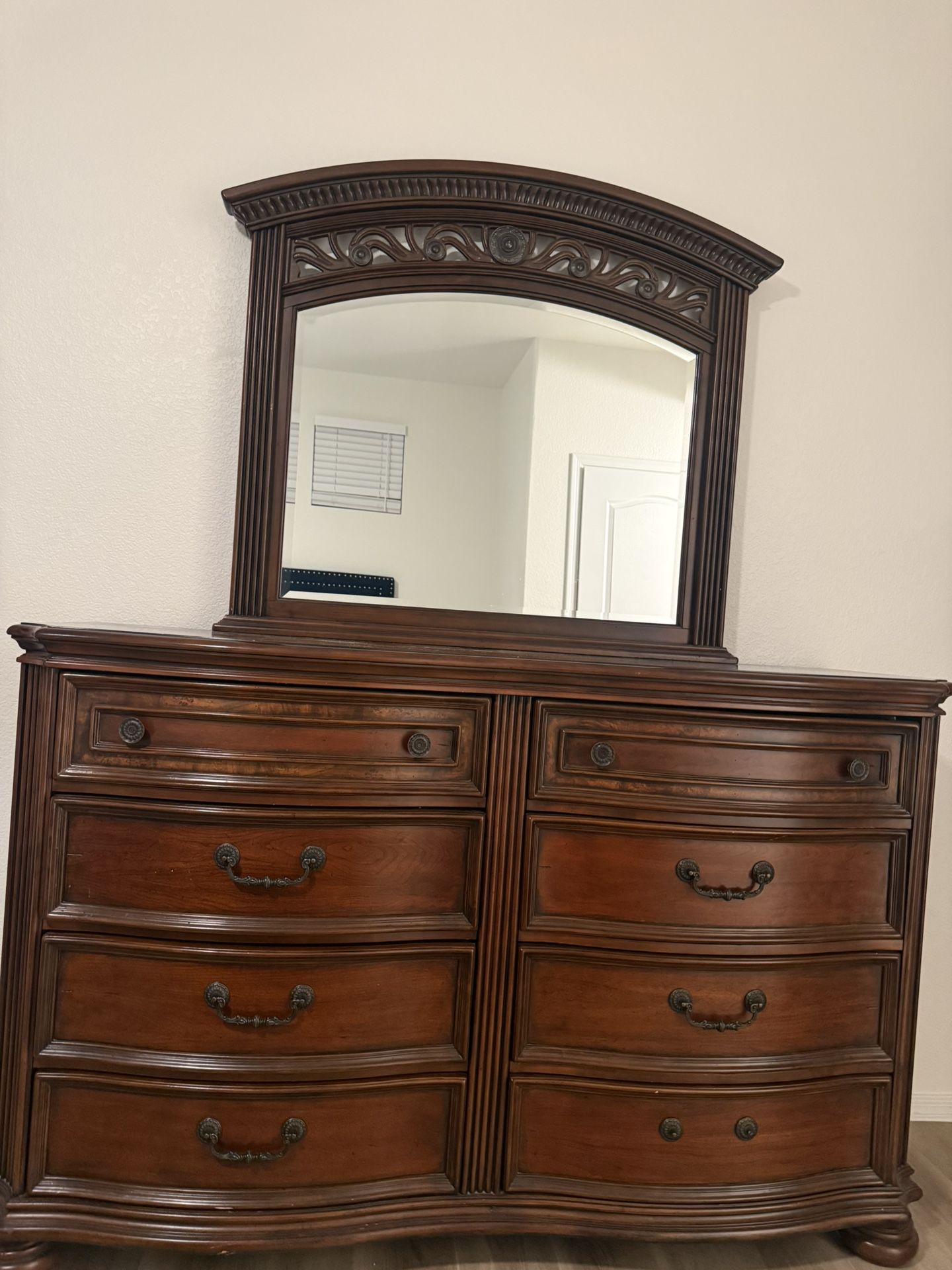 Dresser With Mirror 