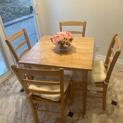 Cozy Breakfast Table With 4 Chairs And Pads