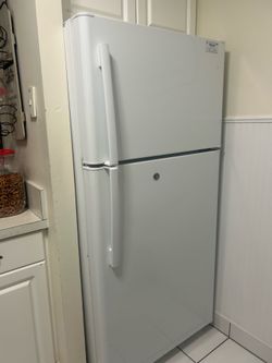 Refrigerator microwave