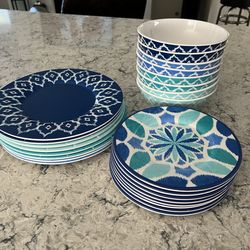Set of 8 Plastic dinner plates, salad plates, and bowls