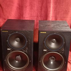 Used Mackie HR824 Pair Powered Monitor