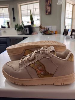 Saucony Low-Top Sneakers Cream Gold
