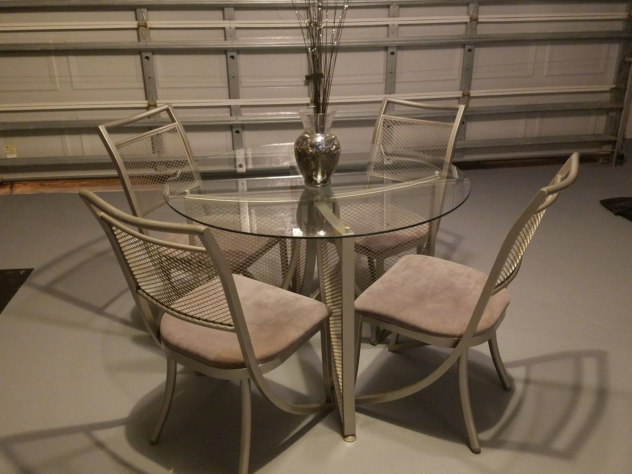 Beautiful glass table with 4 chairs