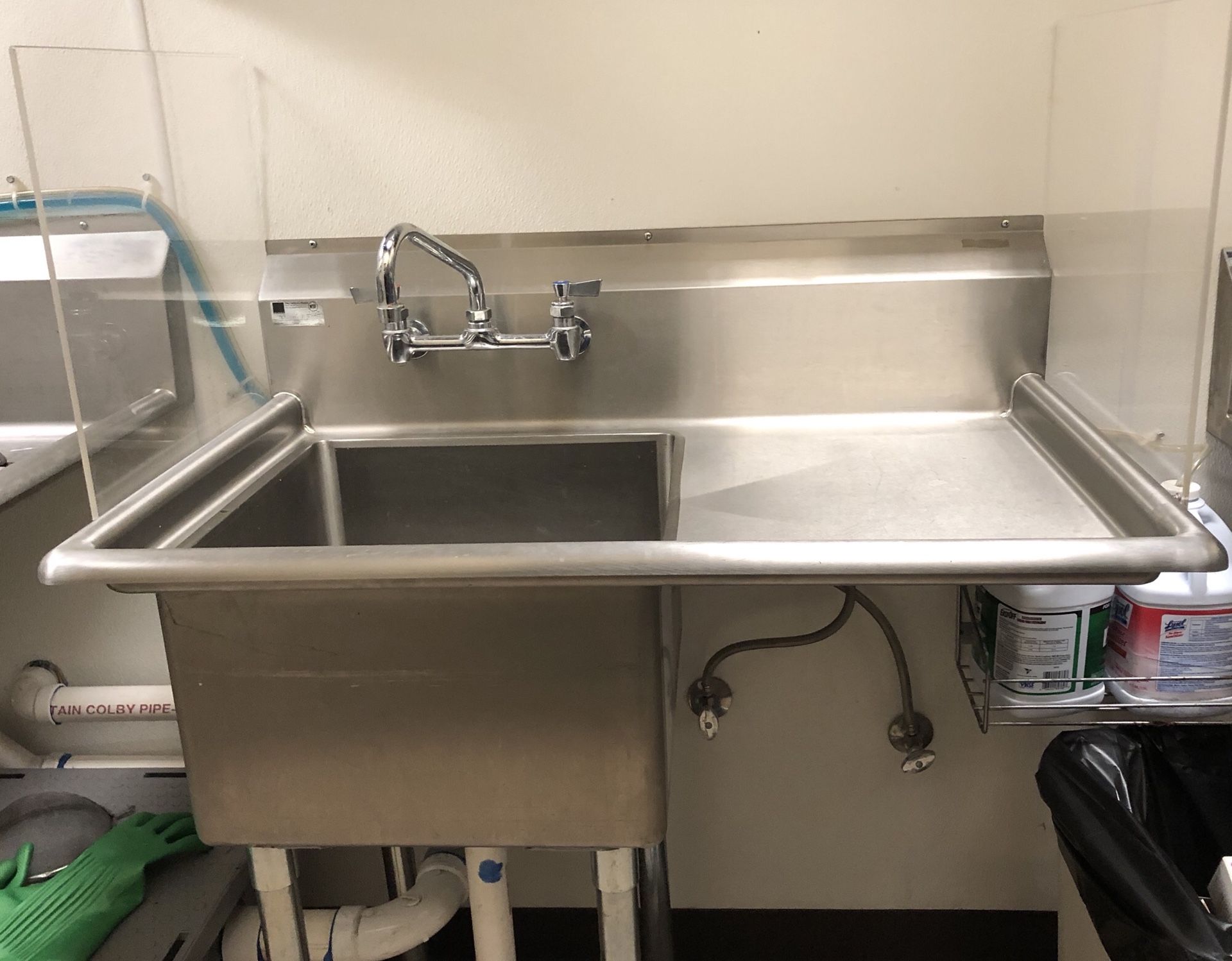 Stainless kitchen sink w drain board and sides