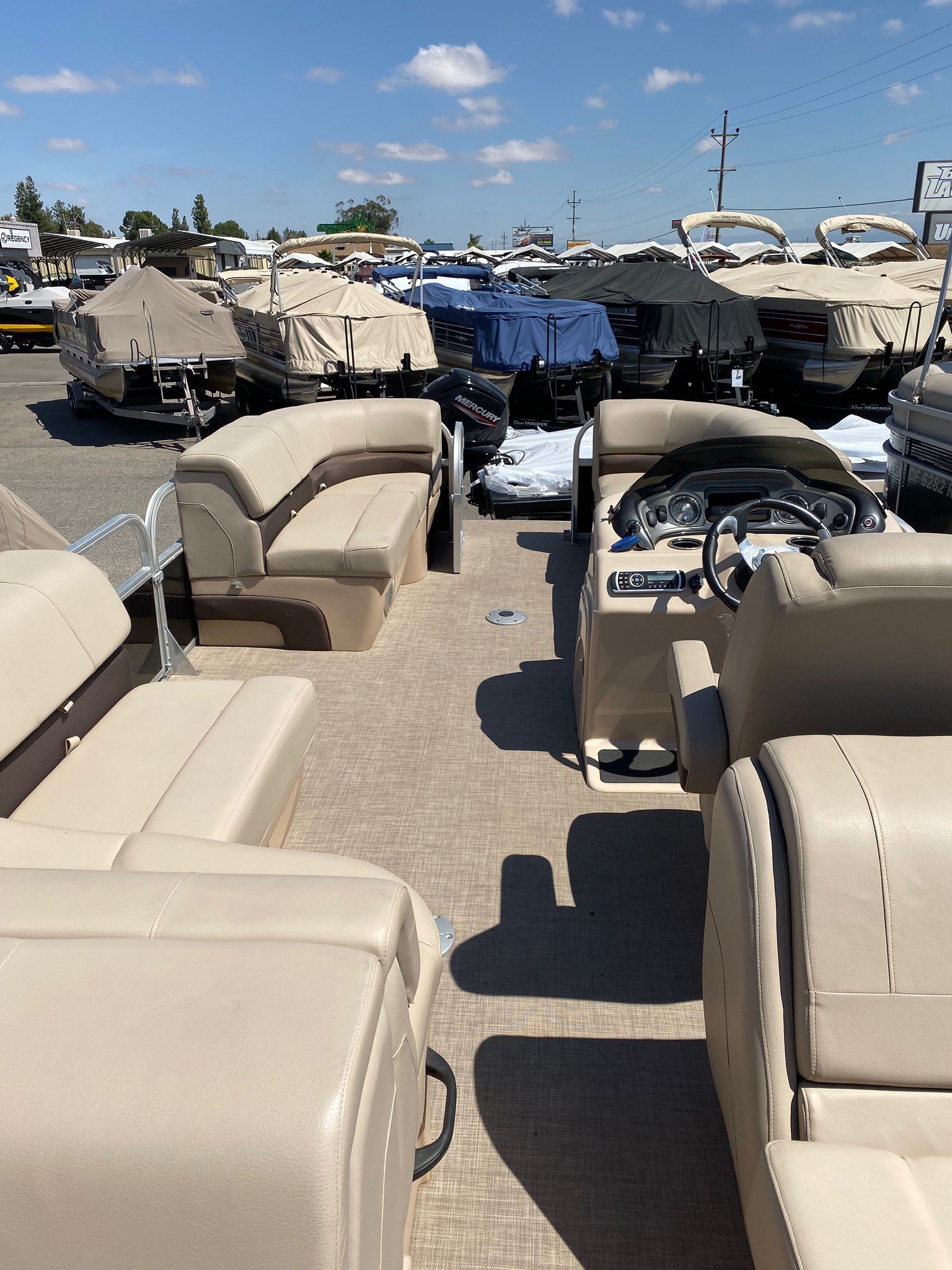2019 Sun Tracker 22’ Party Barge