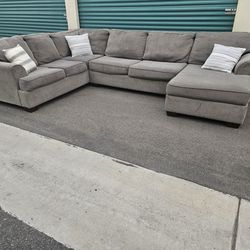 FREE DELIVERY!!! Ashley 3pc Sectional Couch (Gray)