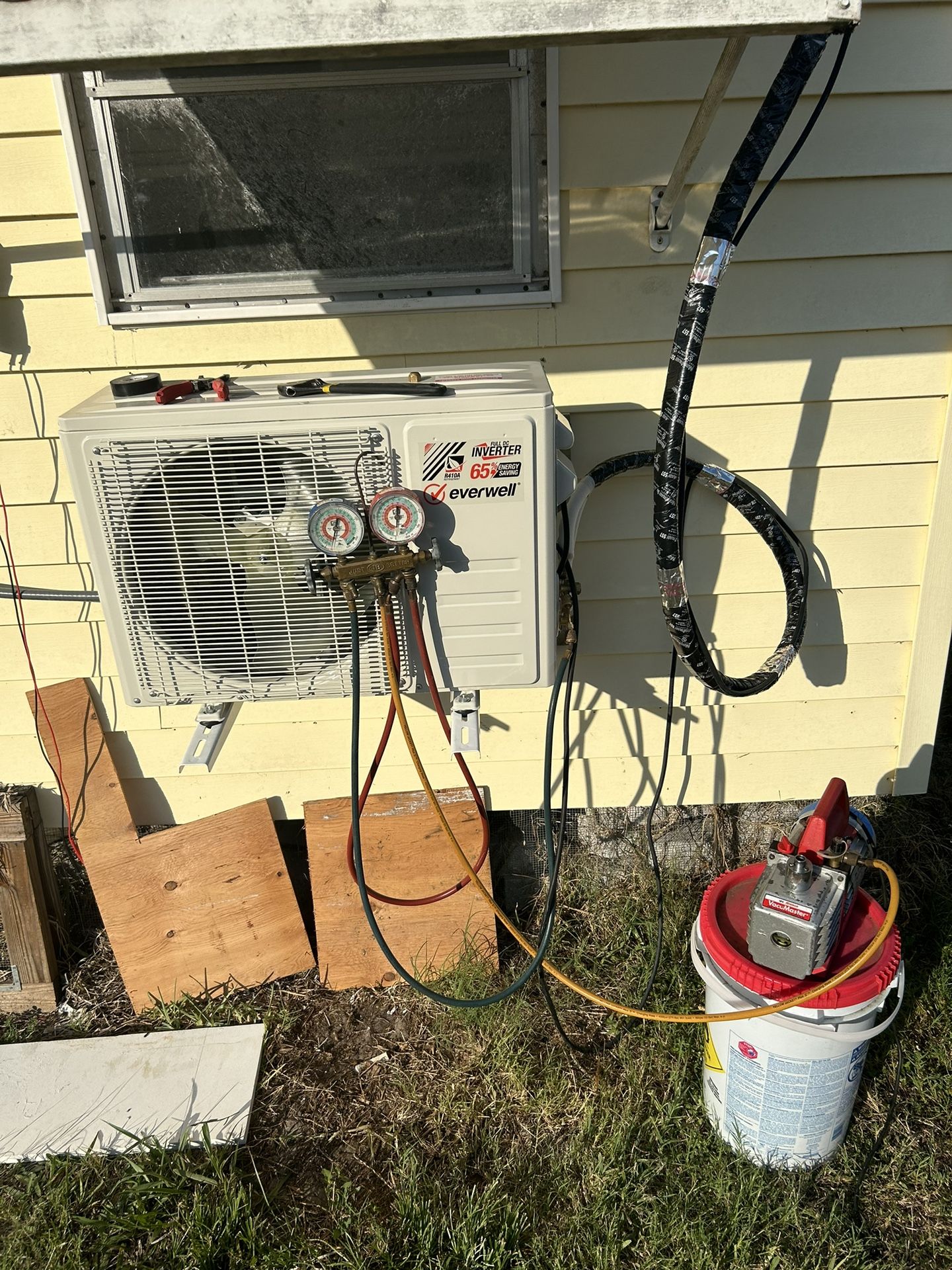 Servicio De Instalación Y Mantenimiento A Mini Split Y A/C /Mini split and A/C installation and maintenance service